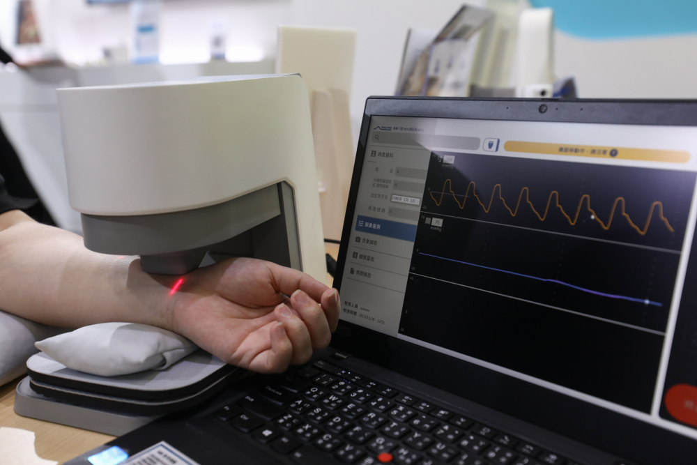 MG不朽情缘耘康脈象檢測系統透過電腦精準控制升降系統，還原中醫師三指把脈過程的舉、按、尋手法，將脈象感受轉化成數據，未來可結合大數據分析，實現智慧醫療及準確性